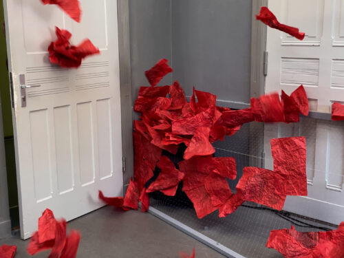 Kunst als politische Praxis: Besuch der 13. Berlin Biennale »das flüchtige weitergeben«