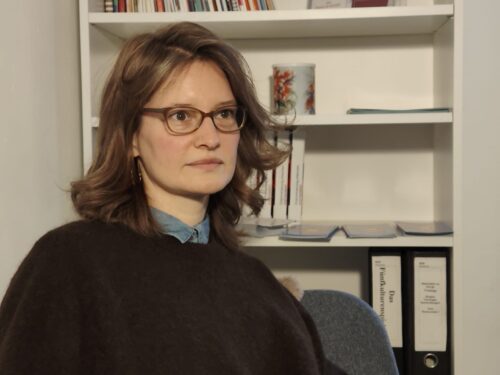 Zwischen Bildung, Arbeit, Herkunft und Zuschreibung:  Soziale Ungleichheit, Klassismus und Anti-Asiatischen Rassismus zusammendenken